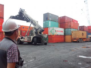 kiểm tra container trước khi xếp hàng